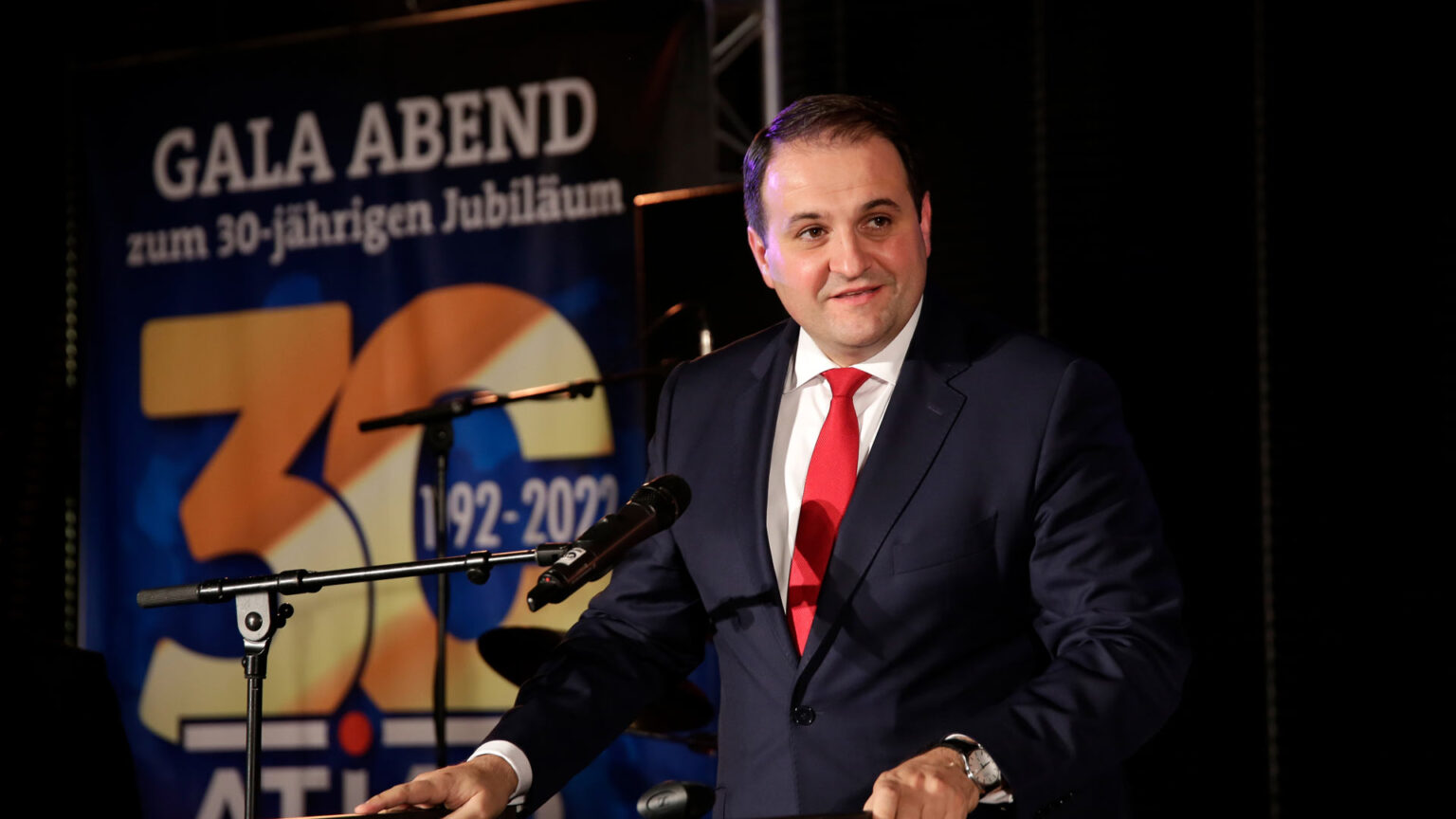 Bild von Nathanael Liminski beim Halten einer Rede auf der 30 Jahre ATİAD Gala Abend